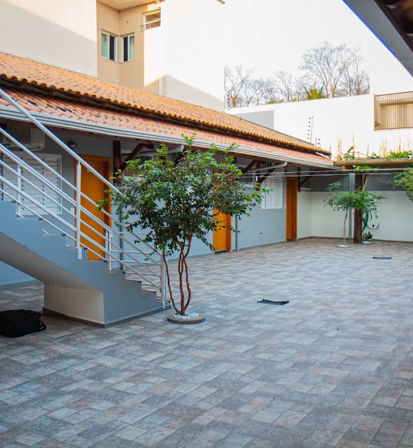 Área interna com escada e jardim